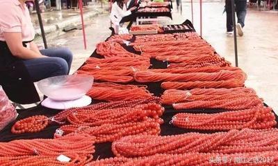 南紅之謎:保山的南紅早市,被紅色鋪滿地