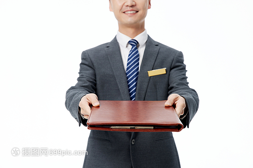 男銷售顧問(wèn)遞合同特寫