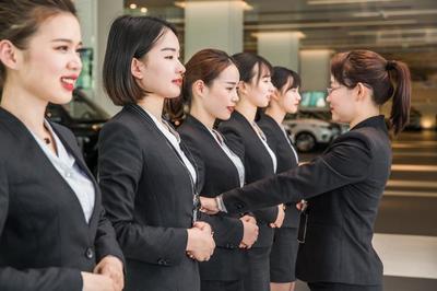 豪車銷售顧問氣質(zhì)都那么好,原來要接受這么嚴(yán)格的禮儀訓(xùn)練